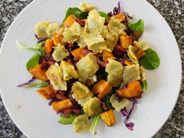 Salade hivernale aux ravioles poêlées