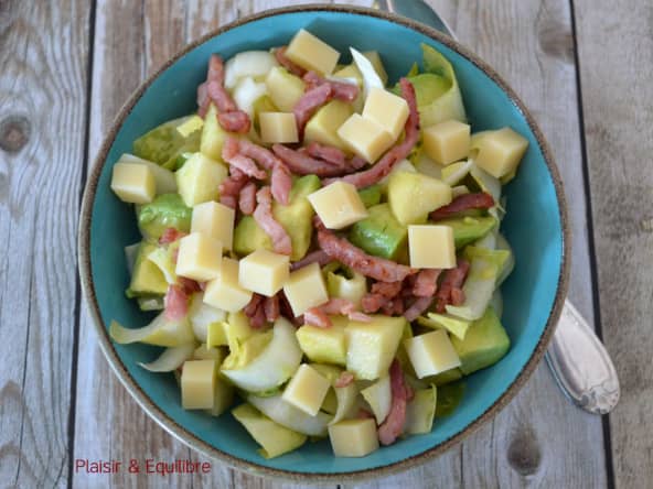 Salade d’endives aux lardons, avocat, pomme et comté