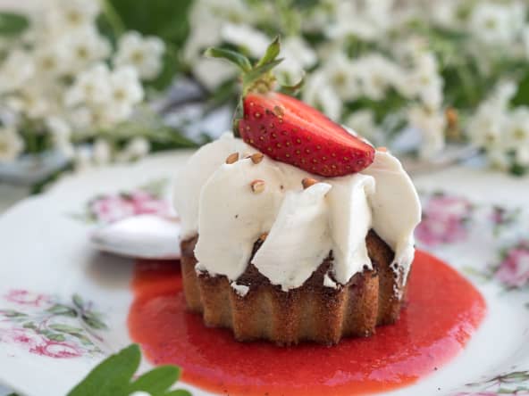 Financier au sarrasin et fraises, chantilly vanillée et coulis aux fraises