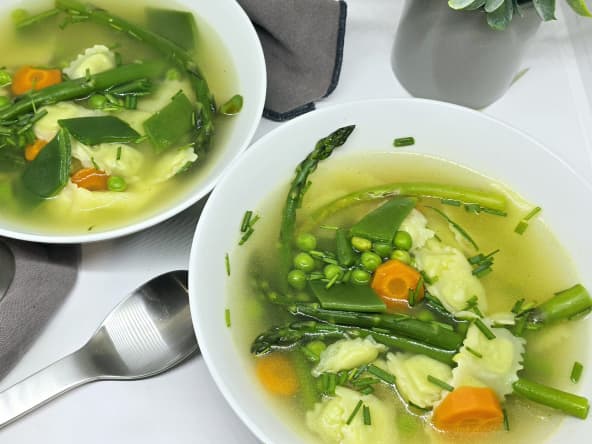 Bouillon express aux légumes et ravioles du Dauphiné