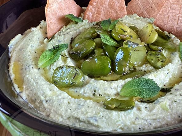 Mezzé de fèves fraîches et chips de maïs