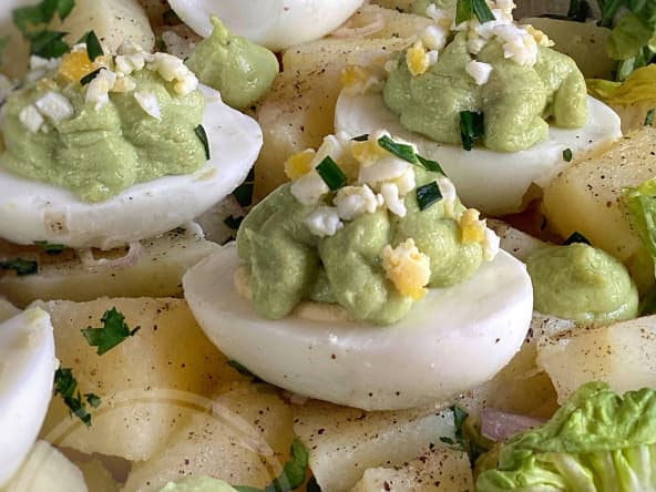 Salade d’œufs durs à la mayonnaise d’avocat et pommes de terre