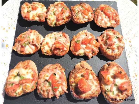 Crostini tomates, allumettes de jambon et mozzarella