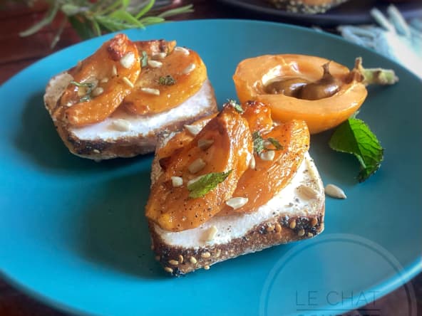 Tartines de chèvre frais et nèfles rôties