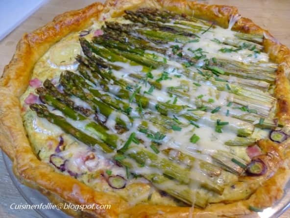 Tarte feuilletée aux asperges vertes, ricotta, chèvre, jambon et comté
