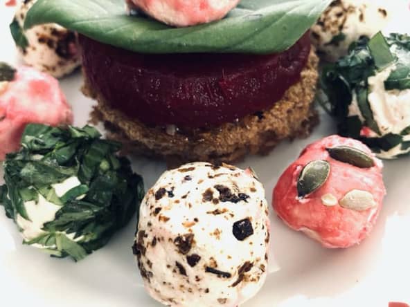 Tartine de betterave aux billes de chèvre aromatisées