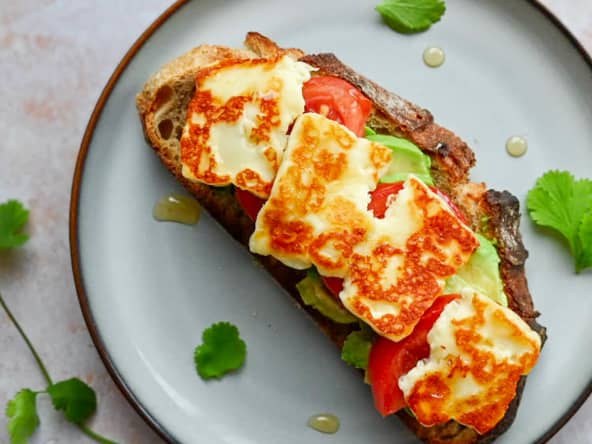 Tartine avocat et halloumi