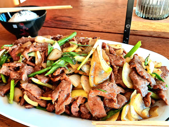 Bœuf sauté aux oignons