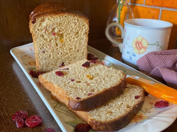 Brioche à l’eau de fleur d’oranger, aux écorces d’oranges et cranberries séchées