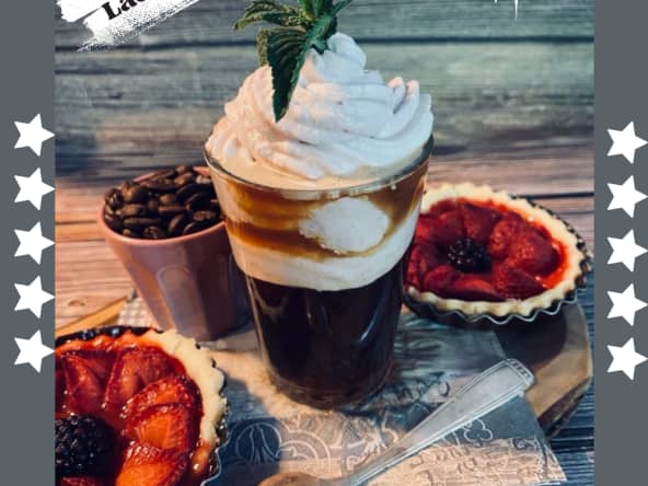 Café frappé, chantilly au lait de coco et framboise