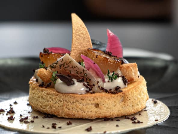 Pissaladière, oignons doux, anchoïade et olives Taggiasche