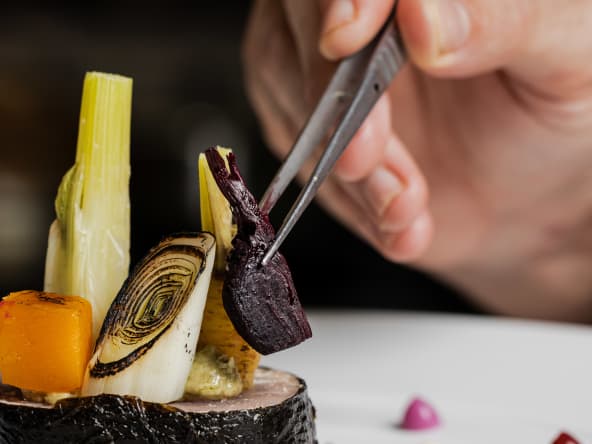 Thon de Méditerranée fumé au bois d'olivier puis confit comme un « Vitello Tonnato »