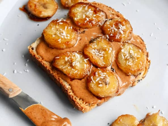 Tartines beurre d'amande bananes caramélisées