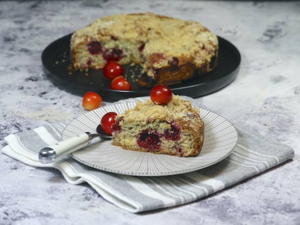 Gâteau crumble aux cerises et aux épices