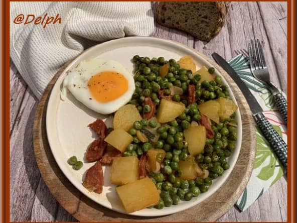 Œuf sur le plat aux pommes de terre, petits pois et chorizo