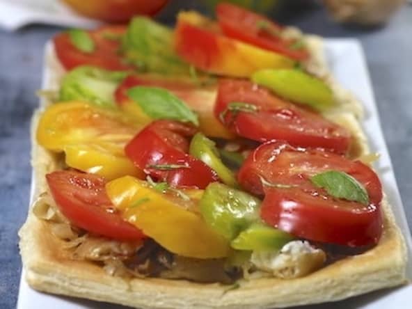 Tarte aux oignons, anchois et tomates