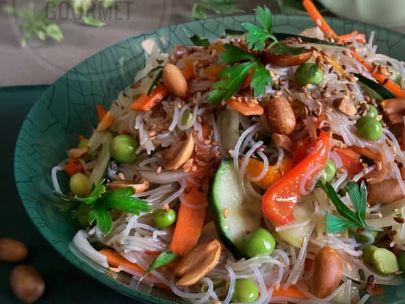Salade croquante aux vermicelles et poivrons marinés