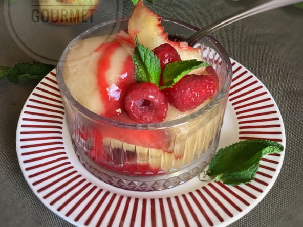 Coupe de sorbet pêche verveine et coulis de framboise