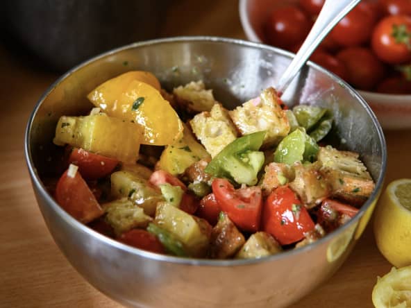 Salade de tomates aux anchois et ail, d'après Yotam Ottolenghi