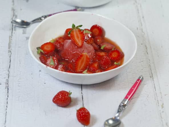 Nage de fraises à l’orange et basilic et sorbet express