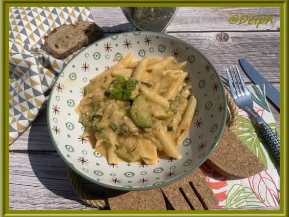 Penne aux courgettes et à la crème de feta
