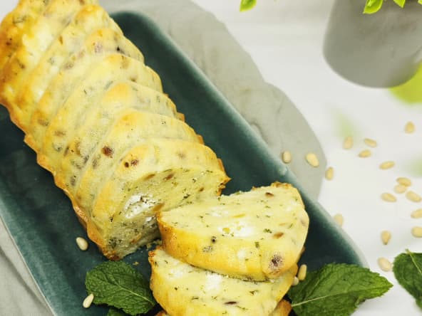 Cake au chèvre, menthe et pignons