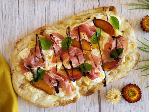 Pinsa nectarines et burrata