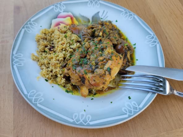 Tajine de poulet au citron confit et olives violettes