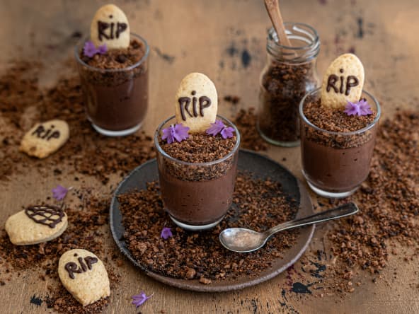 Quelques verrines d’Halloween à la mousse au chocolat posée sur une table