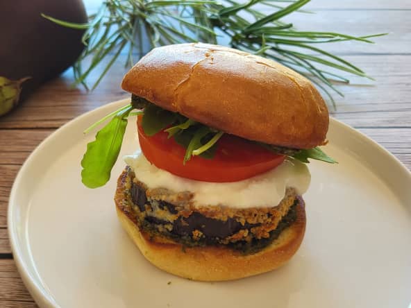 Burger aubergine panée, pesto et mozza