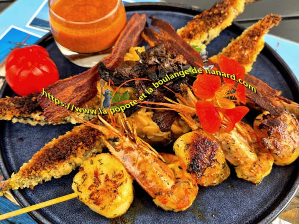 Brochettes de Saint-Jacques et gambas, sardines à la plancha