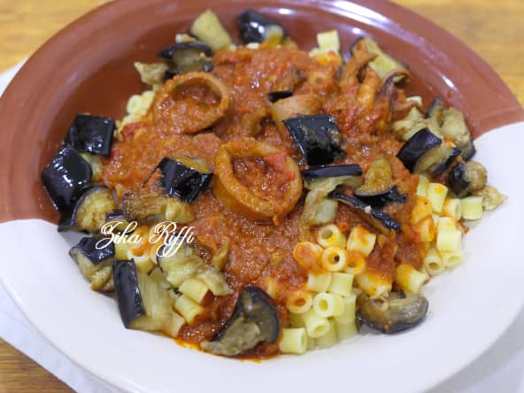 Pâtes sauce tomate aux calamars et aubergines frites