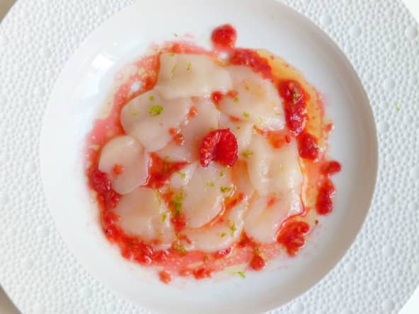 Carpaccio de saint jacques, framboises et citron vert
