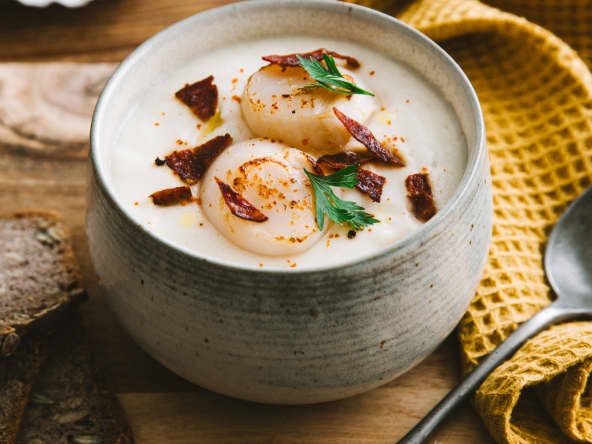 Beau velouté de chou-fleur, noix de Saint-Jacques et chorizo