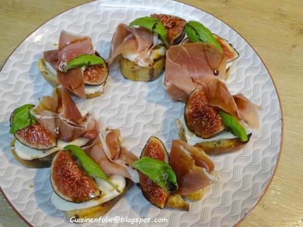 Crostini Mozzarella, jambon de Parme, figues