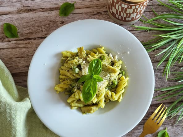 Pâtes crémeuses au pesto et artichauts grillés