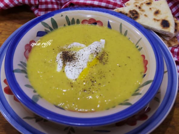 Soupe veloutée au chou-cumin-crème fraîche aux œufs mollets