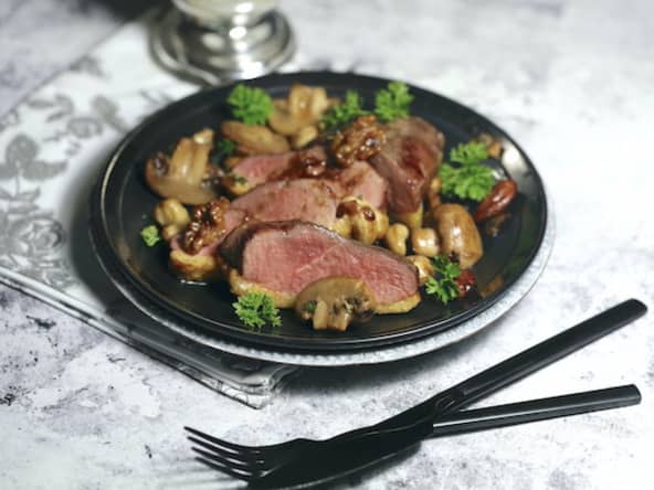 Magret rôti au miel et poêlée de champignons aux fruits secs