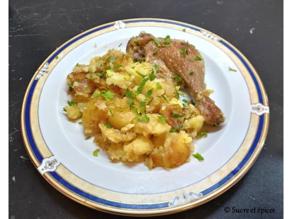 Cuisses et manchons de canard écrasée de pommes de terre à l'ail