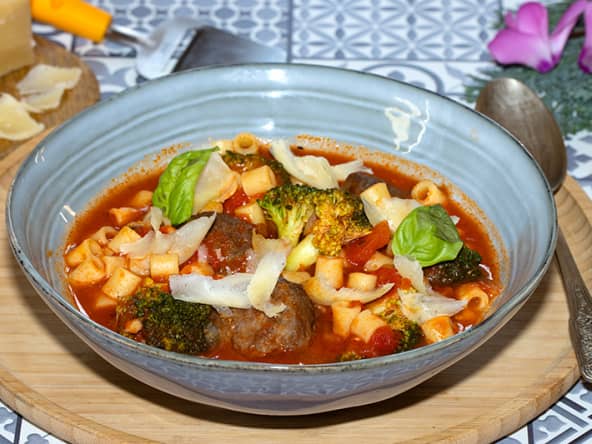 Soupe italienne aux boulettes de viande au parmesan