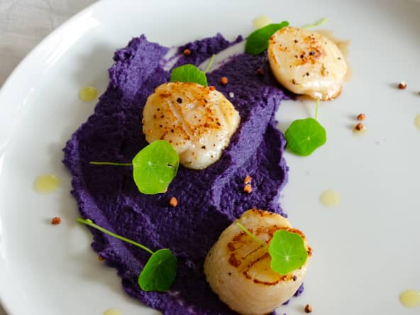 Noix de saint-Jacques poêlées, purée de chou rouge au gingembre