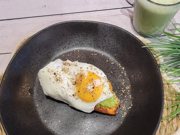 Patate douce rôtie à l’avocat et œuf