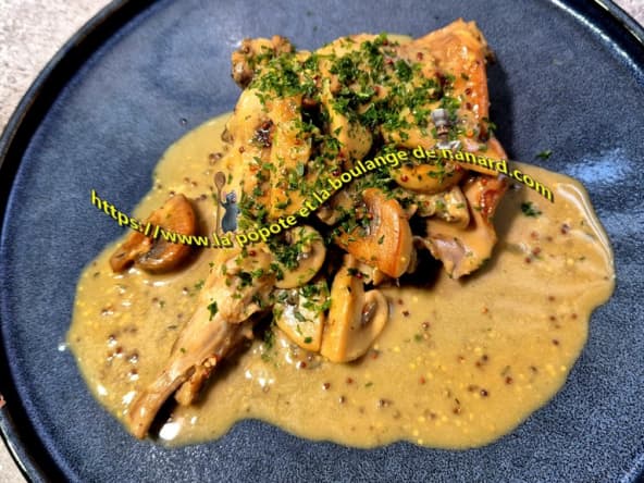 Lapin à la moutarde à l'ancienne et aux champignons