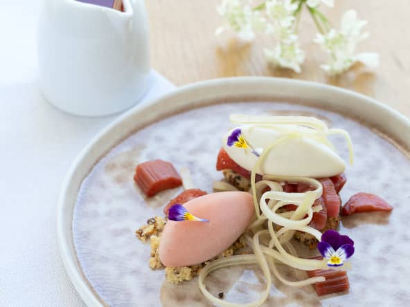 Sorbet à la rhubarbe, mousse de riz au lait de coco et granola