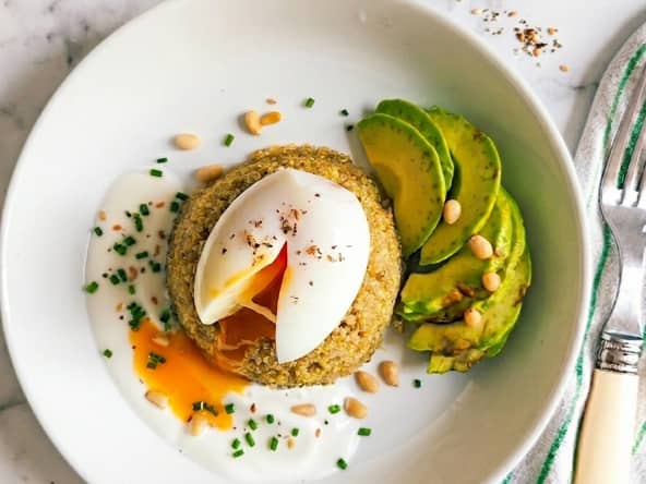 Bowl de quinoa, avocat et œuf mollet