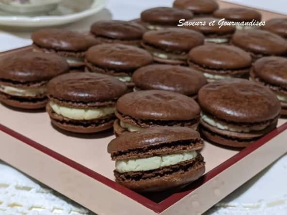 Macarons cacao, ganache blanche à l’eau de rose
