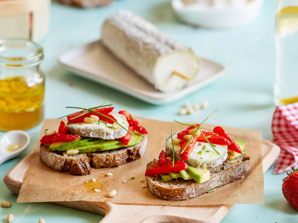 Tartine de Sainte Maure de Touraine AOP, fraises et avocat