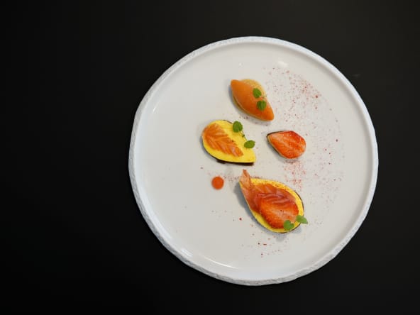 Parfait au rooibos, biscuit moelleux et fraises des bois