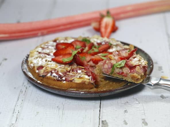 Gâteau fraises rhubarbe et basilic
