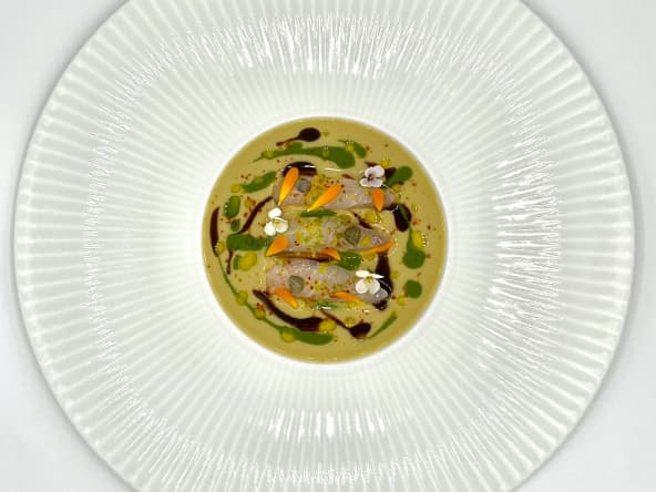 Daurade marinée, velours d’artichaut à l’ail noir de Vers-Pont-Du-Gard et roquette